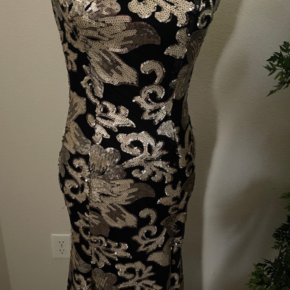 Black and gold sequin gown. - Picture 3 of 7